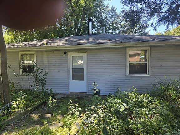 country. private and wildlife around...fishing out the back yard available oct 1st!