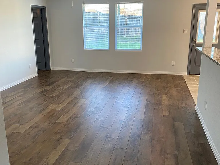2112 W Grove Ln — Photo 2
