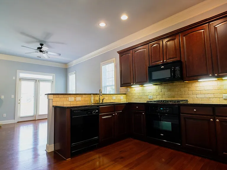 2056 Cobblestone Cir — Photo 3