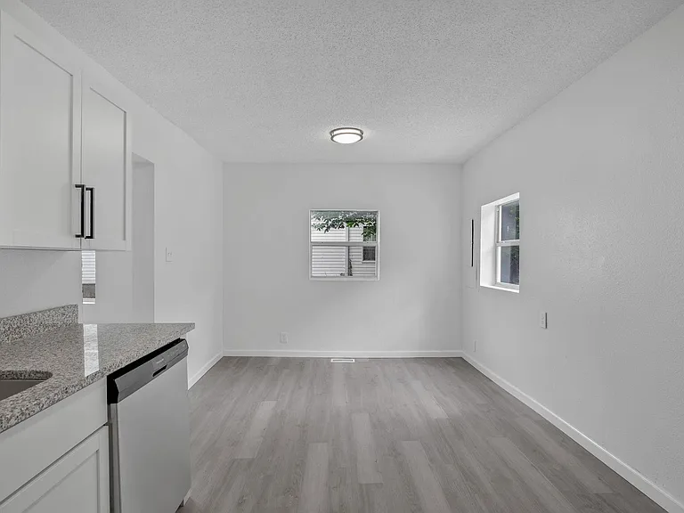 1128 W Broadway St — Photo 10