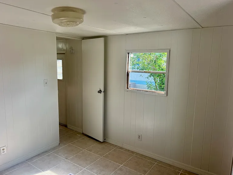 1219 W Hall St — Photo 14