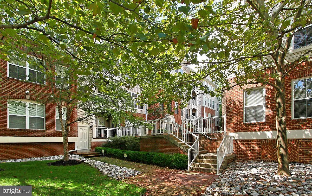 Photo 1 of 48 - 5108 Donovan Dr #404 - Alexandria, VA Primary Photo - 5108 Donovan Dr #404