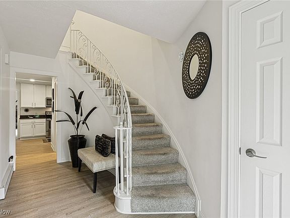 4th image of 14 Meadowlawn Dr Unit 9