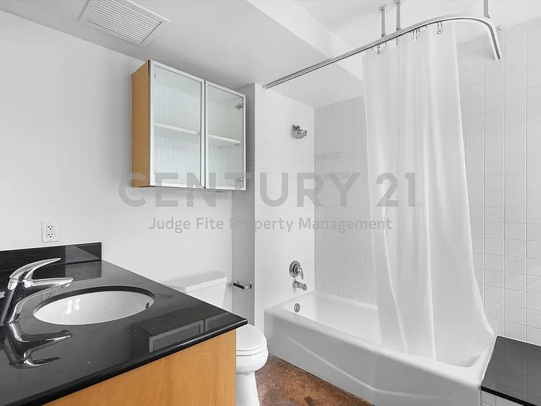 329 E Colorado Blvd #202 — Photo 9