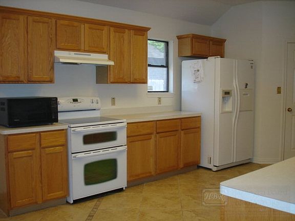 5th image of 729 E Robin Ave