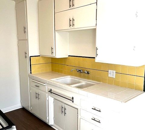 5th image of 138 13th St APT A