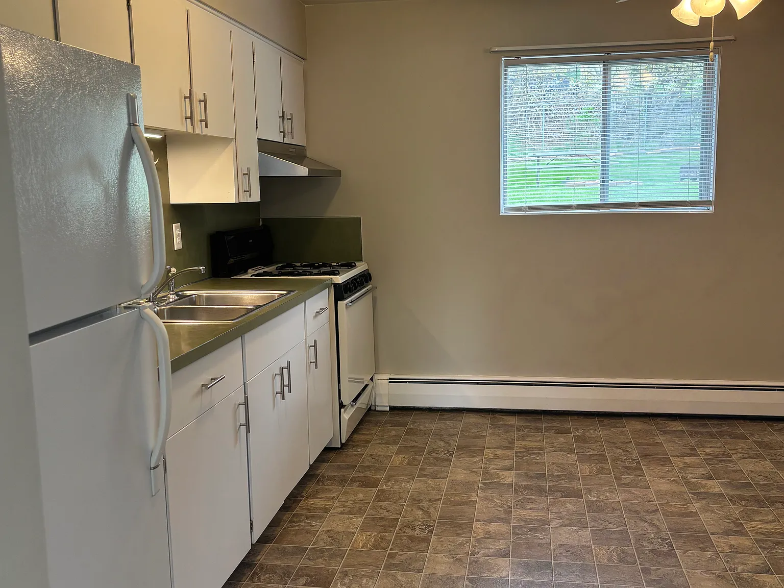 2 bed, 900 sqft, $1,200 — Photo 2