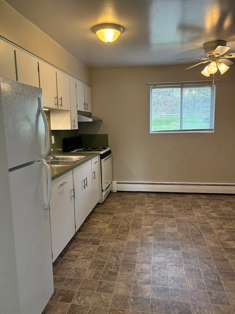 Building Photo - 164 S Fremont St NE #2