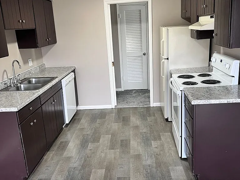 Bristol Square Apartments — Photo 17