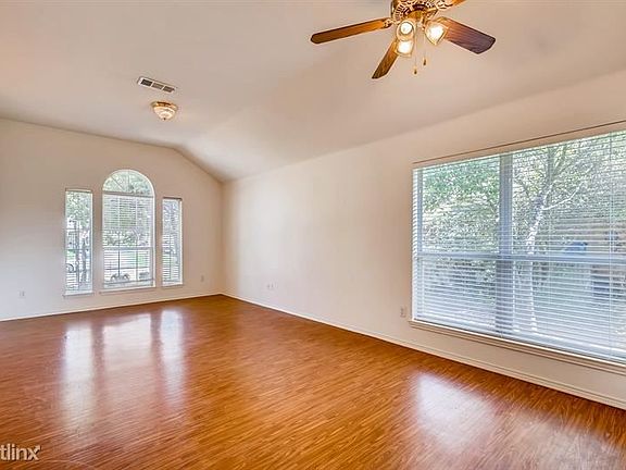 5th image of 126 Post Oak Dr