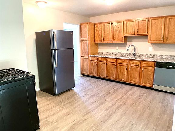 4th image of 827 Crowden Dr