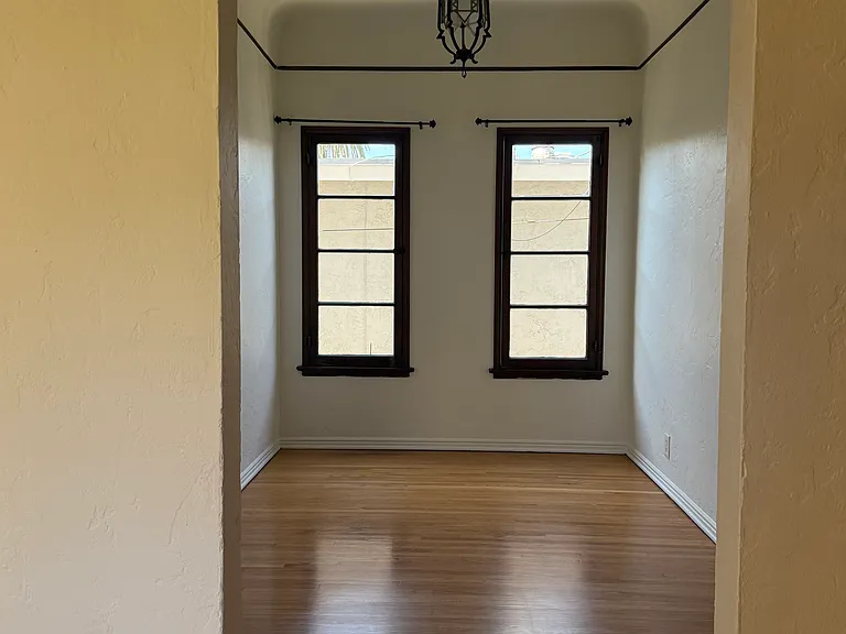 219 Quincy Ave — Photo 7