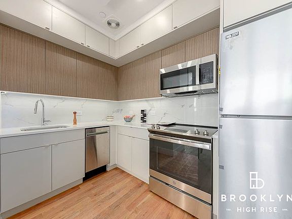 4th image of 2715 Fulton St #609
