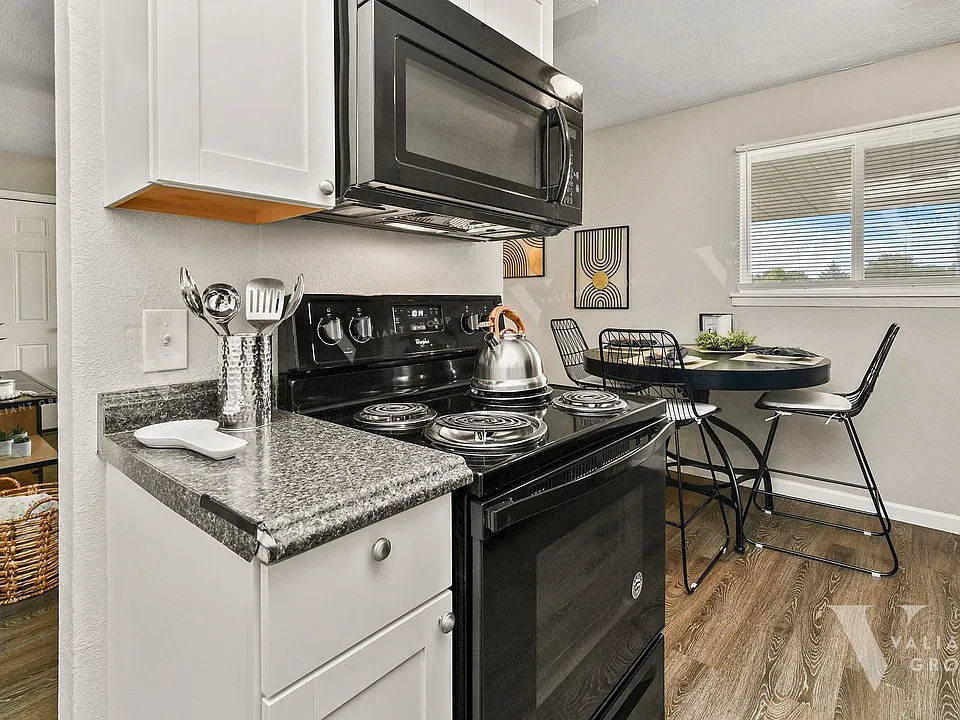 Cherry Creek: Modern 2-Bedroom Apartments on Cherry Street in Springfield, MO