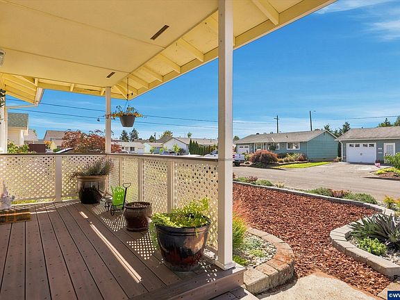 3rd image of 1323 Garden Way