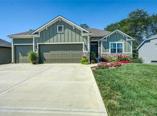 17704 Grey Hawke Rdg, Smithville, MO 64089