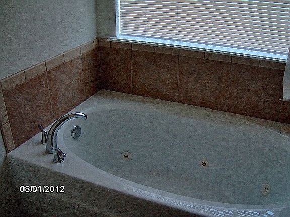 MASTER BATH WHIRLPOOL TUB