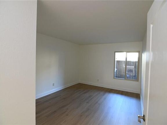 4th image of 524 6th Ave W #524