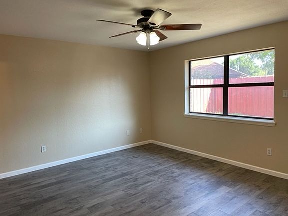 5th image of 3833 Rebecca Ln