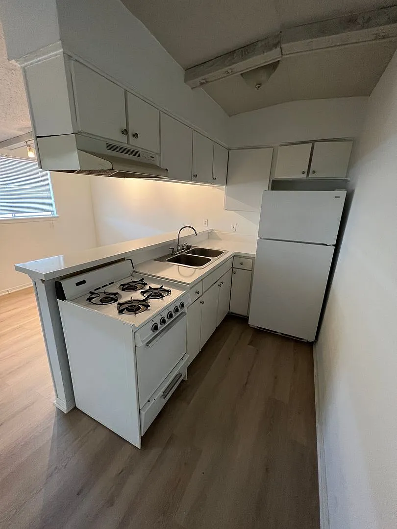 Hyde Park 1-Bedroom Apartment Near UT | Parking Included — Photo 1