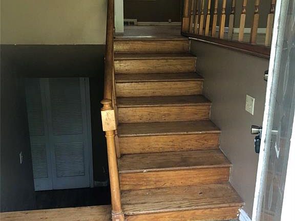 4th image of 12 Greenleaf Dr SW