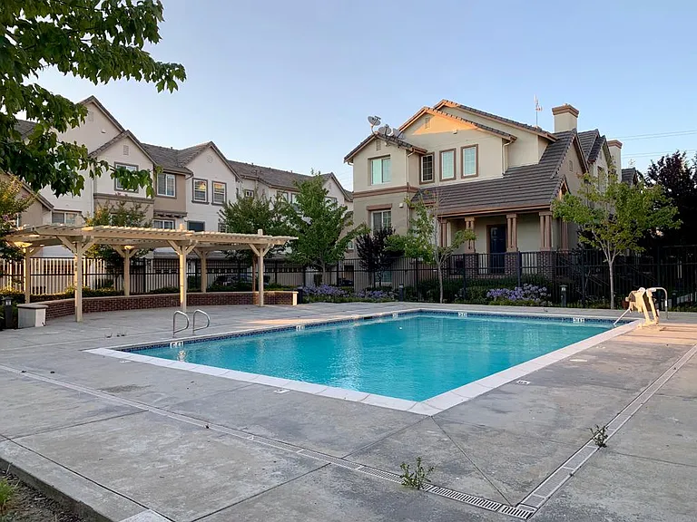 1027 Aquamarine Ter — Photo 18