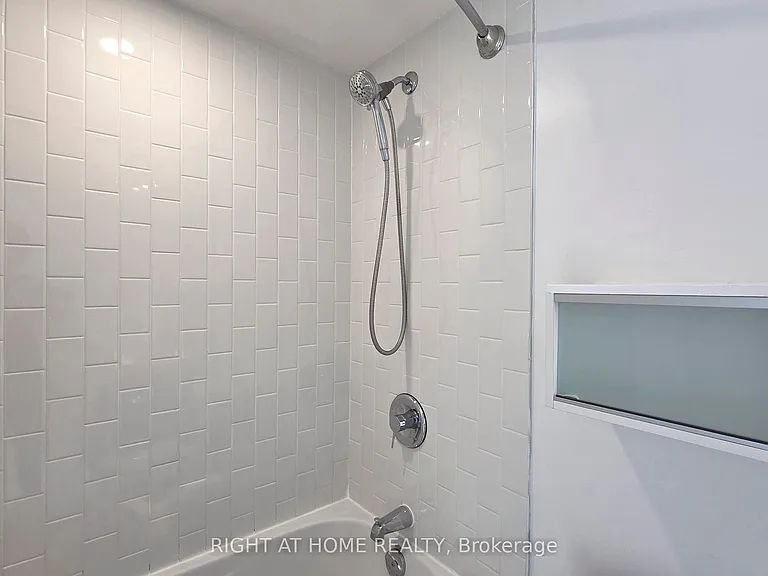 111 Elizabeth St #818 — Photo 19