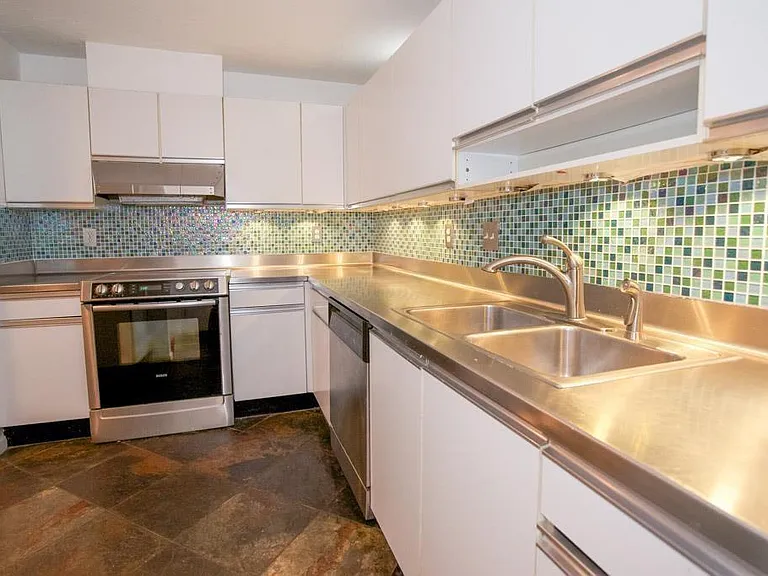 907 Hawthorne St — Photo 14