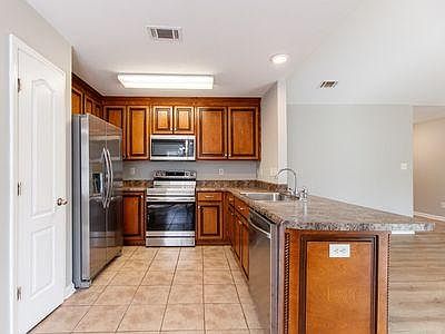 5th image of 1827 Hazel Dr