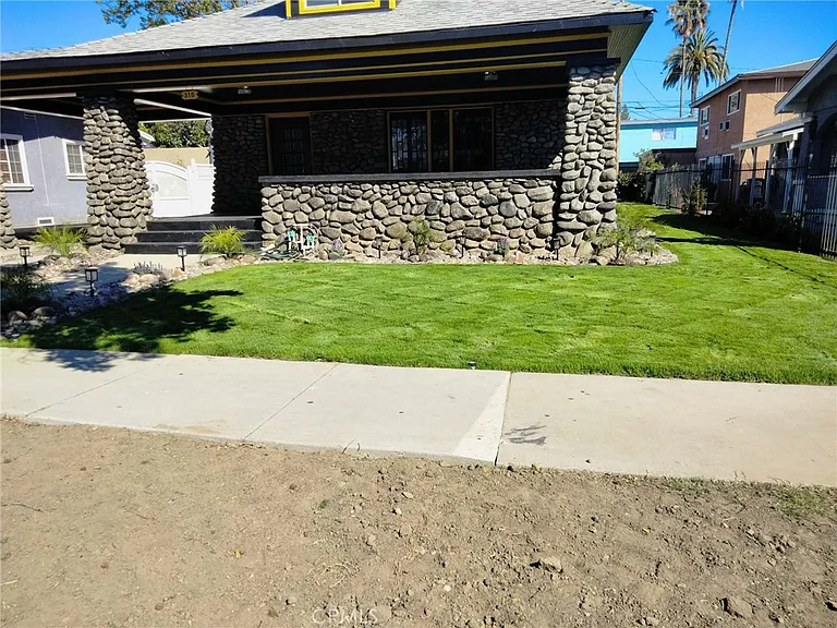 310 Alexander St — Photo 4