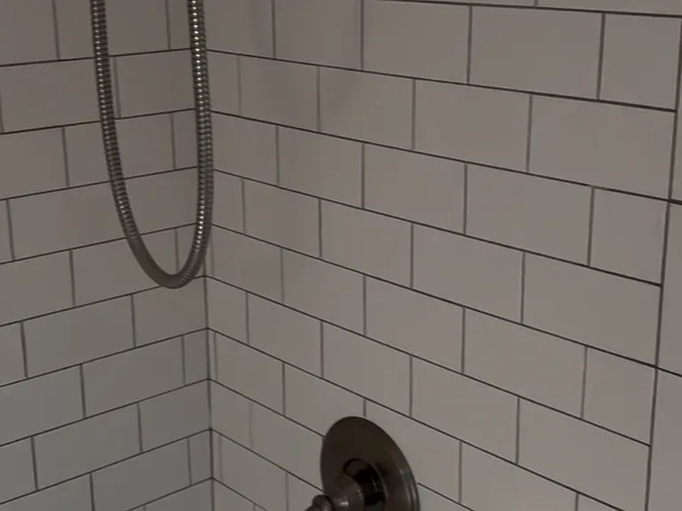 2nd floor shower/tub