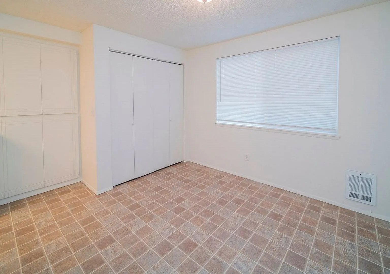 1022 Cedar Ave — Photo 3