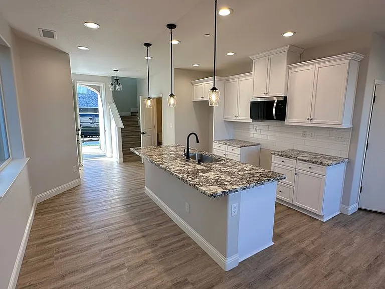 134 N Purdue Ave — Photo 2