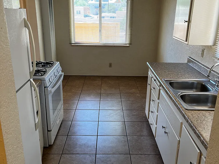 1238 Girard Blvd NE — Photo 9