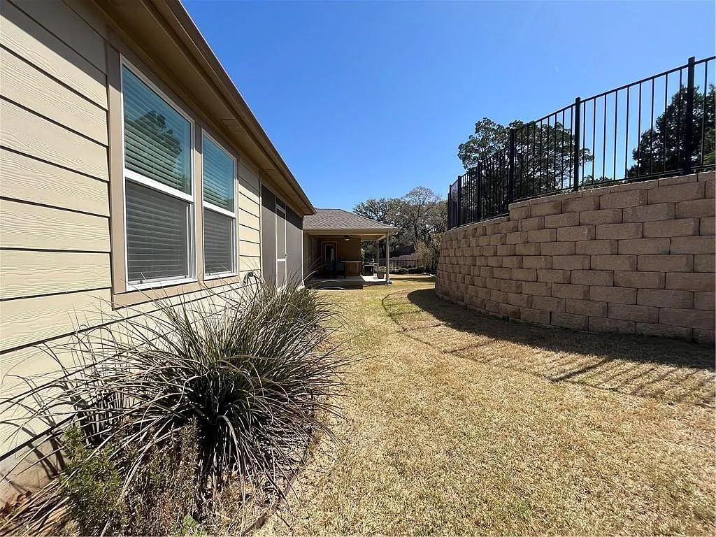 2 bed, 2.0 bath, 1318 sqft, $2,050 — Photo 4