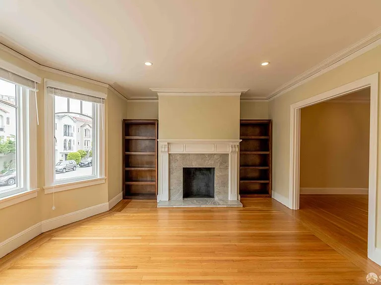 2124 Bay St — Photo 2