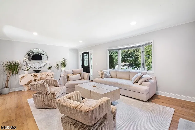 4 bed, 3.0 bath, $9,000 — Photo 2