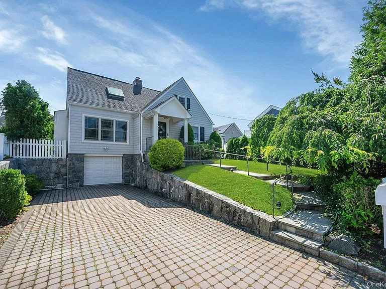 4 Lorraine Dr — Photo 2