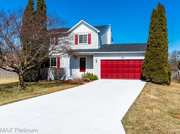 364 N Point Dr, Whitmore Lake, MI 48189