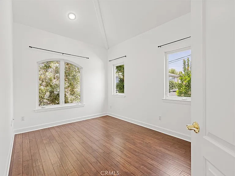 3210 N Ardmore Ave — Photo 42