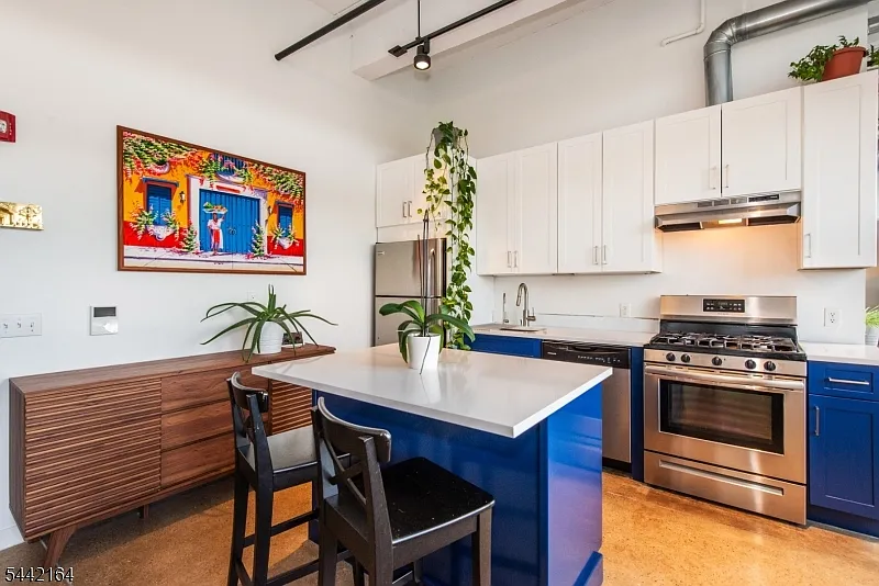 2 bed, 1.0 bath, $2,600 — Photo 2