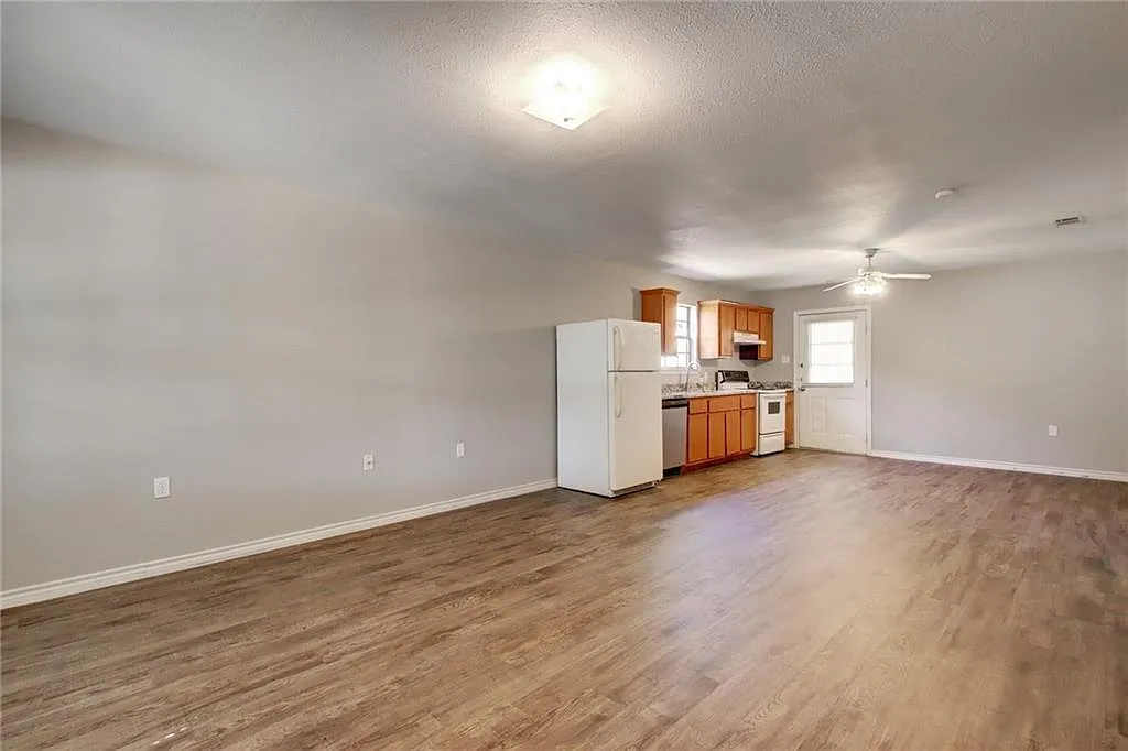 2 bed, 1.0 bath, 910 sqft, $1,295 — Photo 3