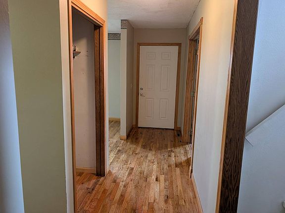 3rd image of 2948 33rd Ave NE