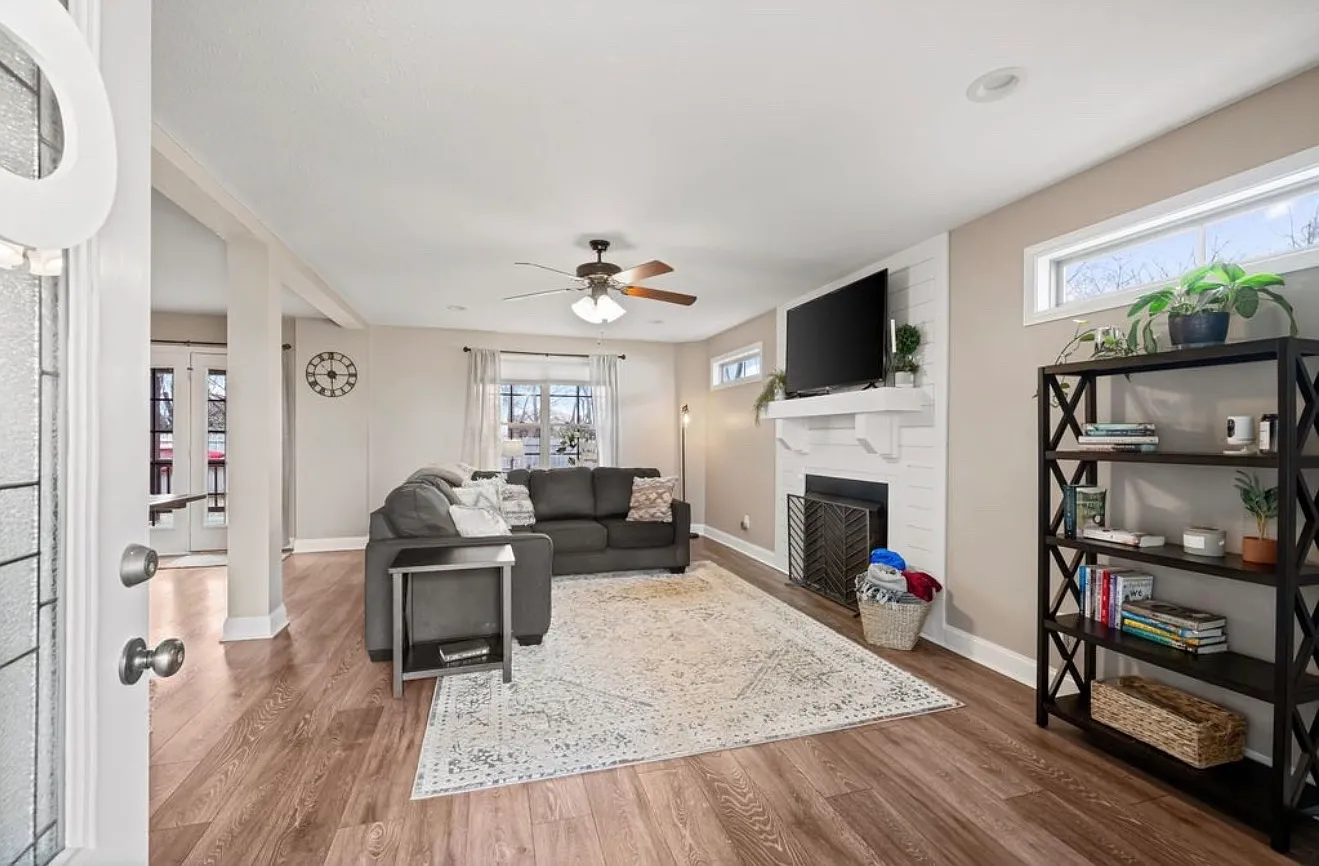 3 bed, 2.5 bath, 1887 sqft, $2,500 — Photo 3