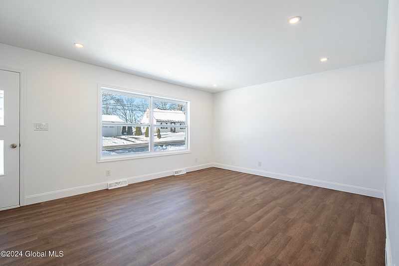 4th image of 18 Grandview Drive