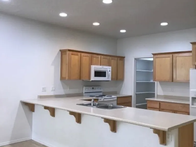 375 Aspenwood Dr — Photo 3