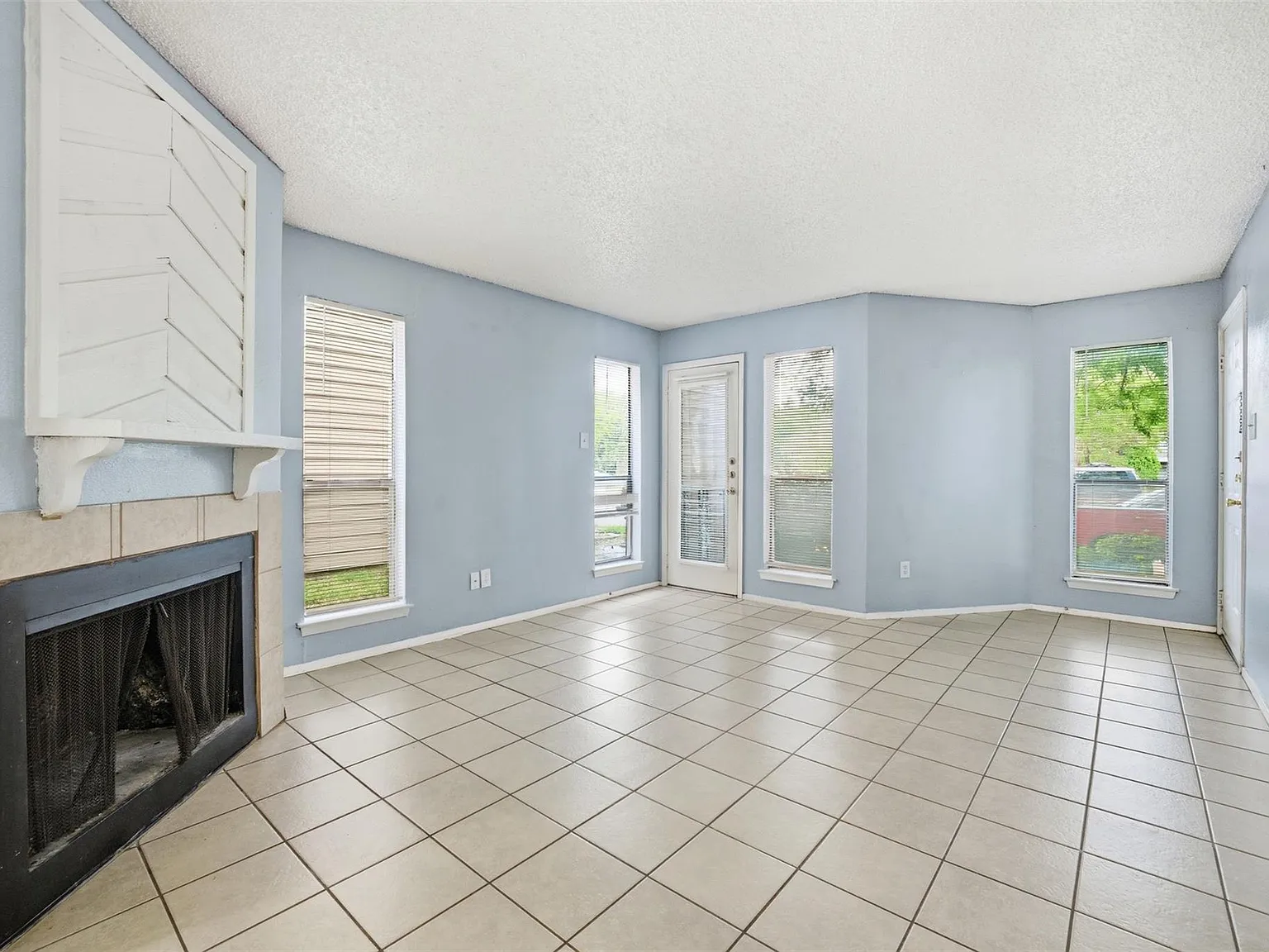 2 bed, 2.0 bath, 1013 sqft, $1,200 — Photo 2