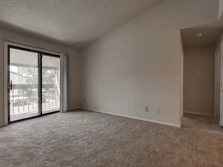 Quail Hollow Apartments — Photo 22