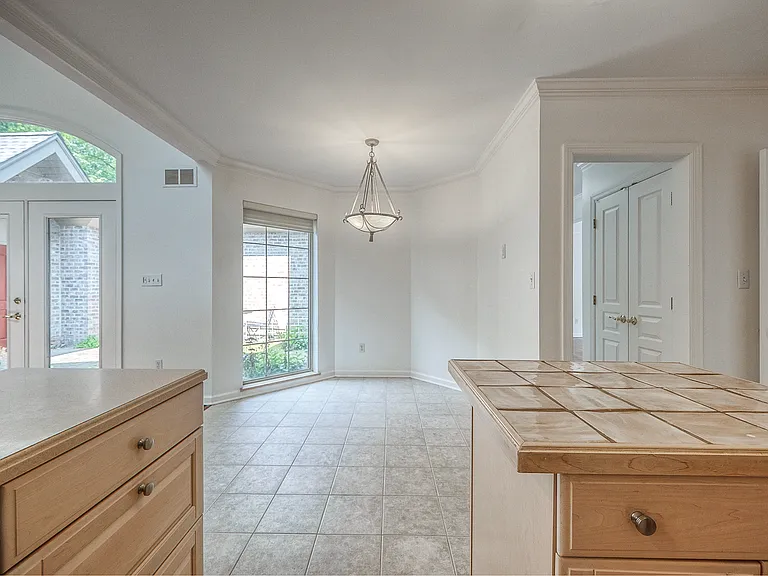 618 Essex Ct — Photo 15