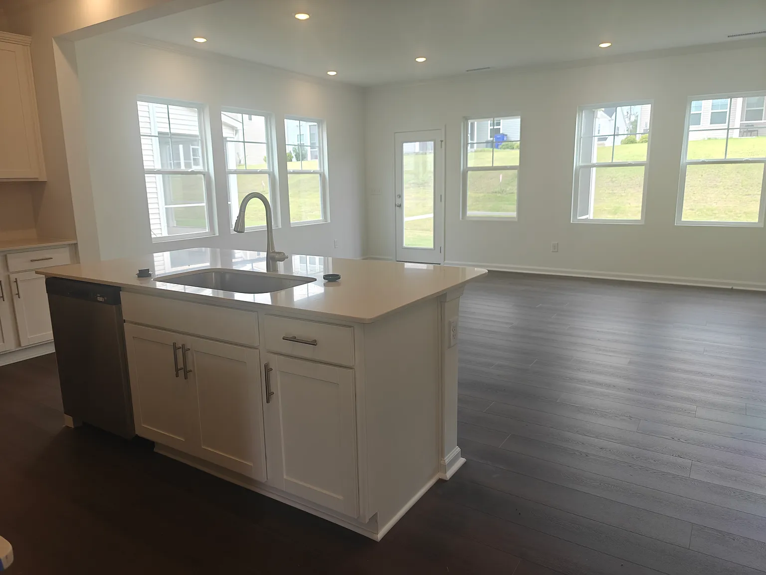 3 bed, 1924 sqft, $1,895 — Photo 4